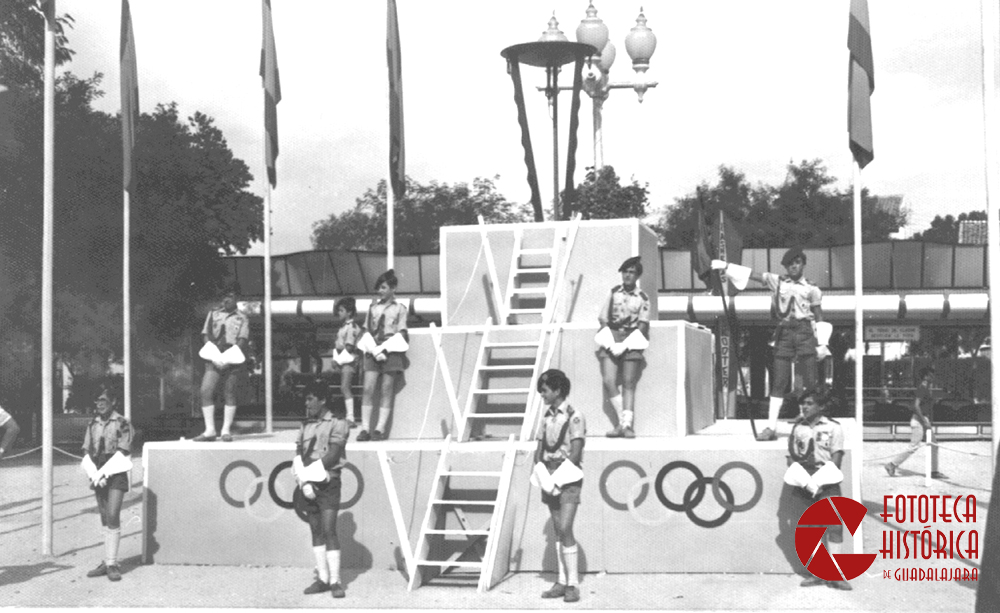 Escuadra de gastadores de la OJE escoltando el fuego olímpico en el pebetero instalado en la Concordia