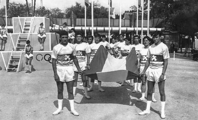 Jesús Angel Yela, segundo por la derecha, portando la bandera de España poco antes de inicial la carrera. Fotografía cortesía de Jesús Angel Yela