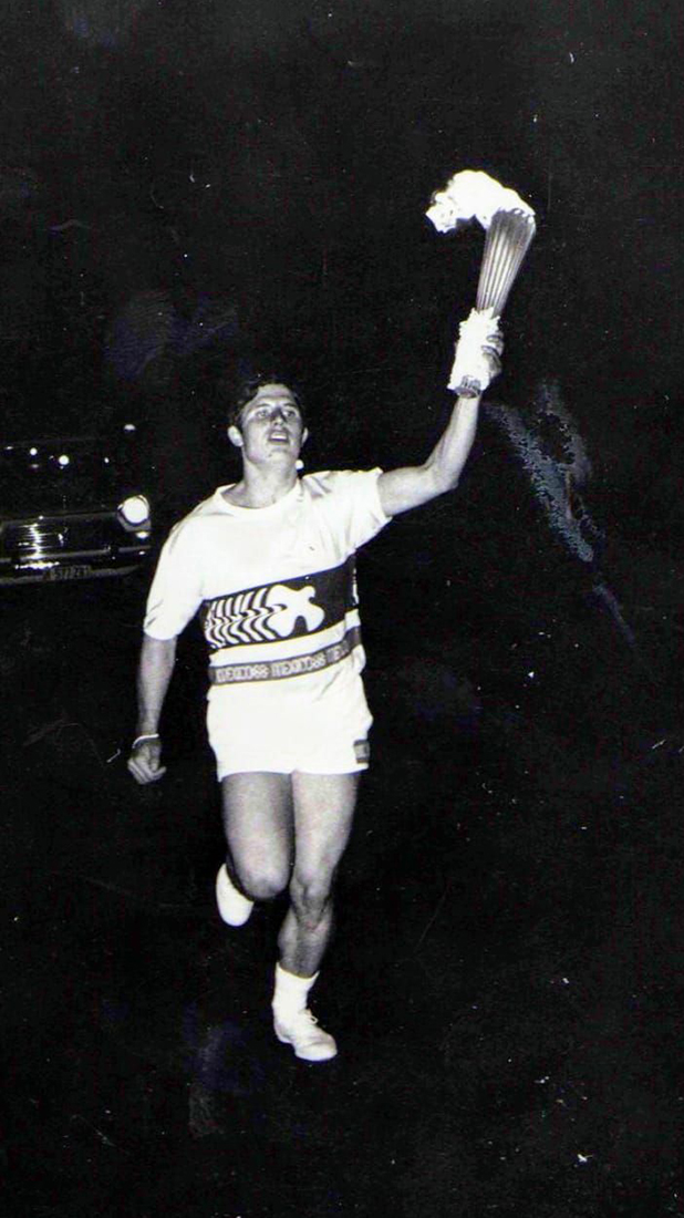 Jesús Angel Yela, llevando la antorcha olímpica por Valdenoches. Fotografía cortesía de Jesús Angel Yela