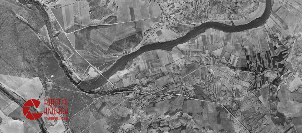 Lugar elegido para el emplazamiento junto al río Tajo y antes de comenzar las obras en una foto aérea de los años 60 Lugar elegido para el emplazamiento junto al río Tajo y antes de comenzar las obras en una foto aérea de los años 60