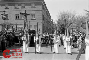 1988. La Cofradía del Santísimo Cristo del Amor y de la Paz recorre las calles guadalajareñas