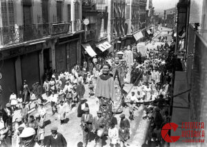 1919. La Comparsa de Gigantes y Cabezudos en el día de la Patrona